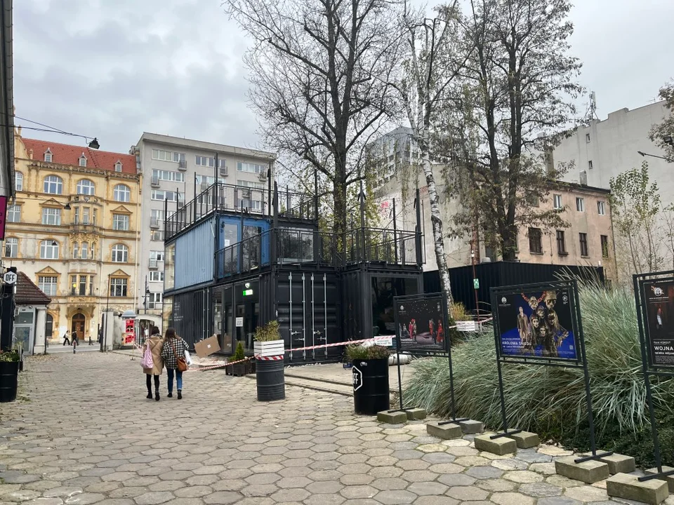 Doki zmieniają miejsce. Już nie będą przy samym wejściu na OFF Piotrkowska w Łodzi. Przenoszą się głębiej w podwórko.