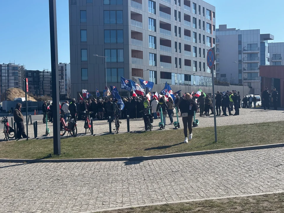 Marsz Polska za Pokojem Gdańsk. Wystąpienie Grzegorza Brauna przed Muzeum II Wojny Światowej