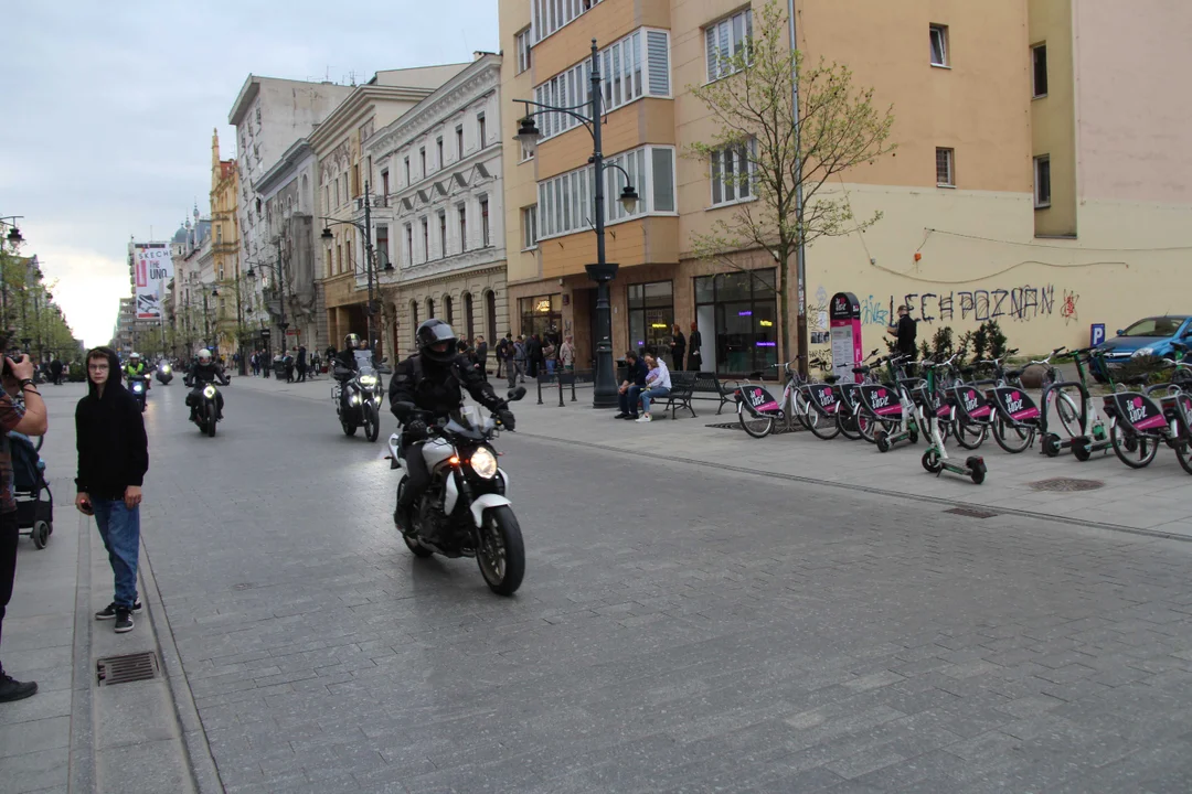 Wielka parada motocyklowa na ulicy Piotrkowskiej w Łodzi