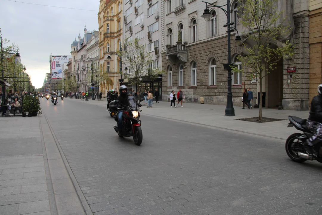 Wielka parada motocyklowa na ulicy Piotrkowskiej w Łodzi