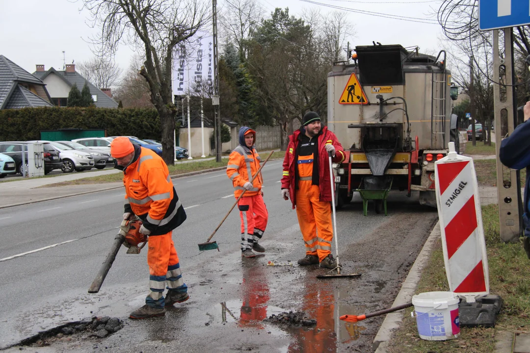 Łatanie dziur na ulicy Rąbieńskiej w Łodzi