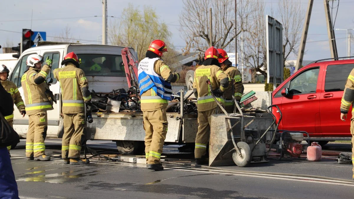 Pożar na skrzyżowaniu. Utrudnienia w ruchu, trwa akcja służb [ZDJĘCIA]