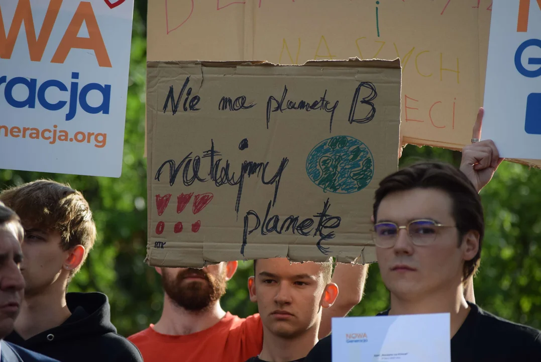 Młodzież przed składowiskiem odpadów chemicznych w Zgierzu