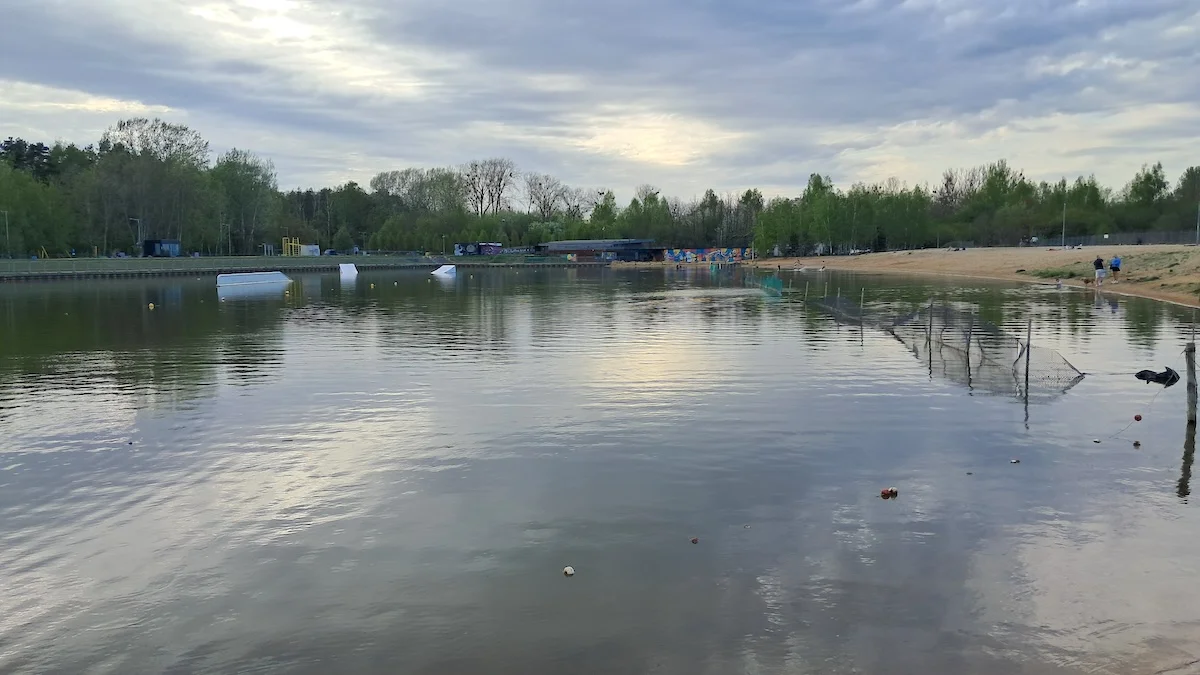 "Małe Mazury” na Targówku. Zalew przy Bardowskiego znów przyciąga warszawiaków