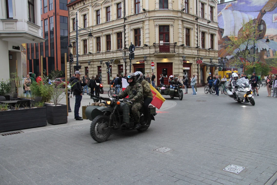 Wielka parada motocyklowa na ulicy Piotrkowskiej w Łodzi