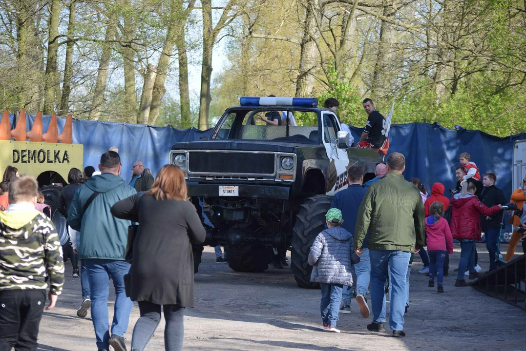 Giganty na czterech kołach zrobiły duże show! Widowiskowy pokaz monster trucków