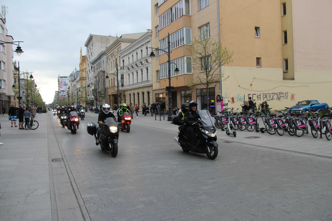 Wielka parada motocyklowa na ulicy Piotrkowskiej w Łodzi