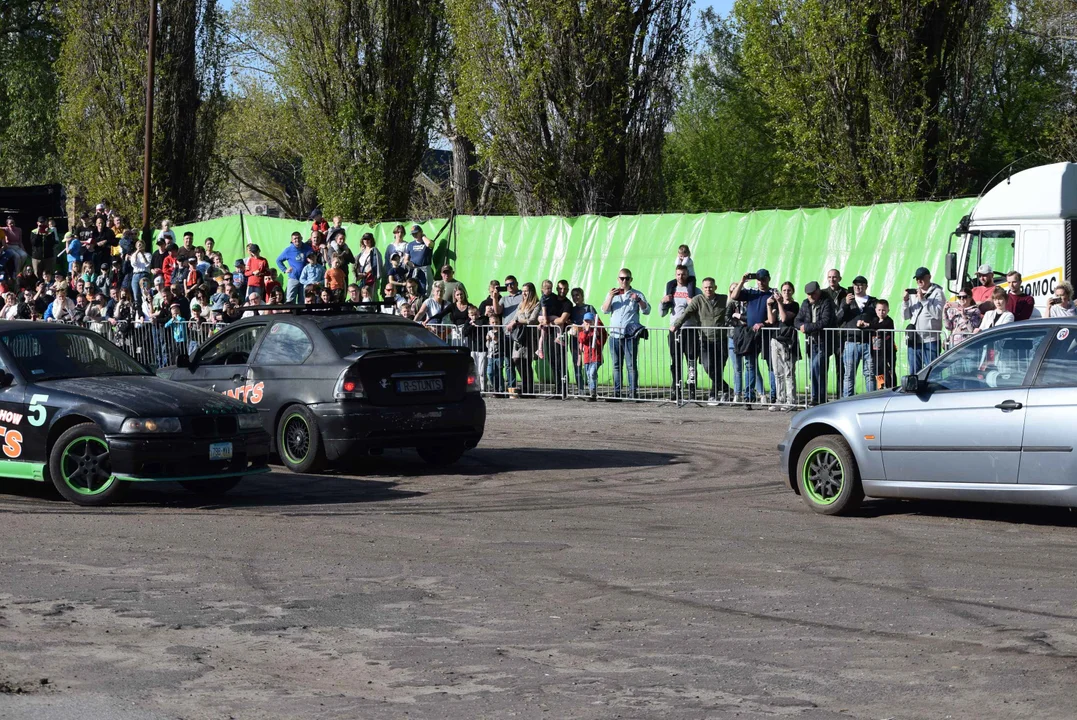 Giganty na czterech kołach zrobiły duże show! Widowiskowy pokaz monster trucków