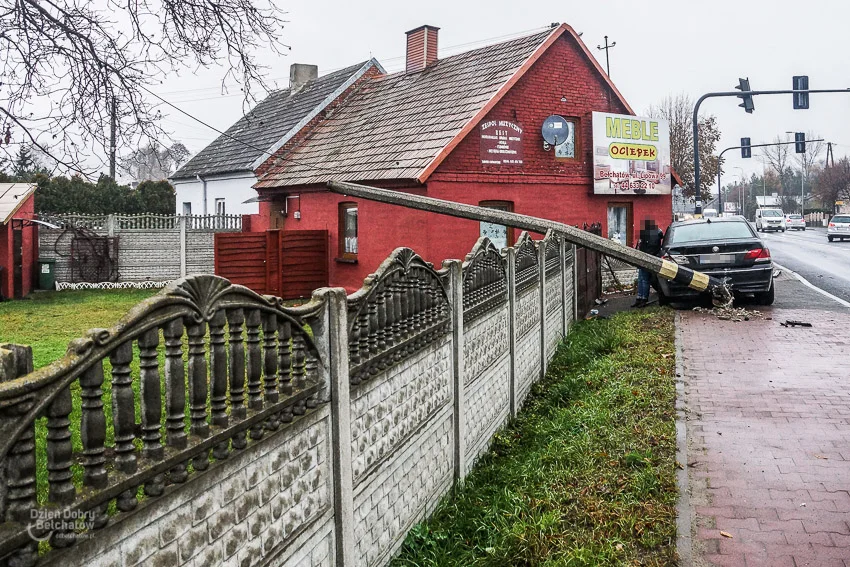 Wypadek w Grocholicach. Ciężarówka zderzyła się z BMW