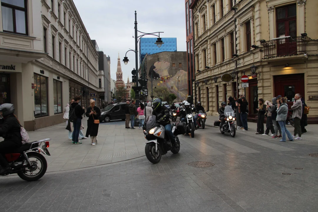 Wielka parada motocyklowa na ulicy Piotrkowskiej w Łodzi