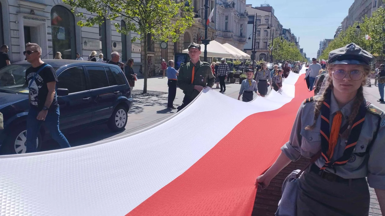Wielki pochód na Piotrkowskiej. Harcerze, samorządowcy i łodzianie nieśli biało-czerwoną [ZDJĘCIA] - Zdjęcie główne