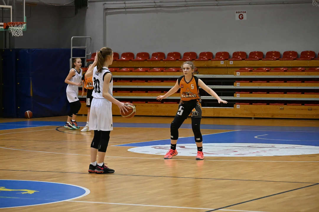 Młodziczki KS Kutno pokonały we własnej hali UKS Basket Aleksandrów Łódzki 52:50