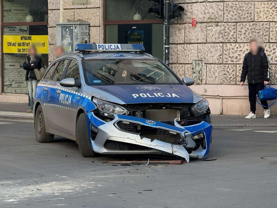 Wypadek w Śródmieściu. Radiowóz uderzył w taksówkę [ZDJĘCIA] - Zdjęcie główne