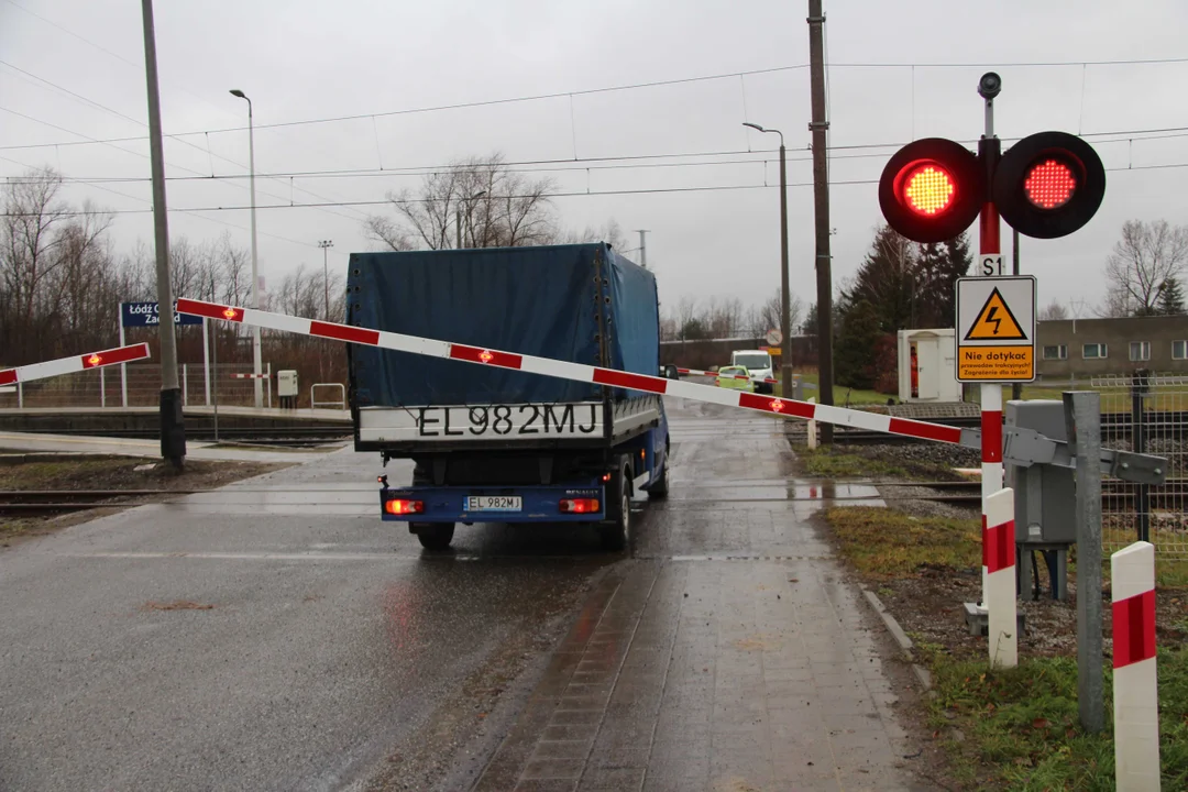 Wyłamanie rogatki na przejeździe kolejowym przy przystanku Łódź Olechów Zachód