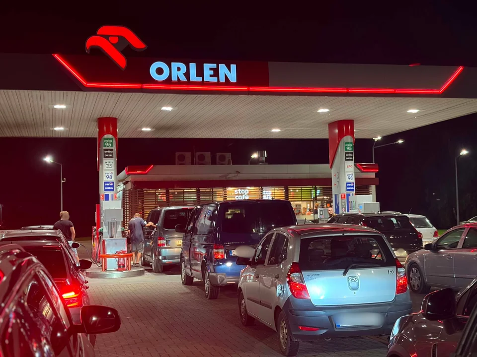 Mieszkańcy ruszyli na stacje