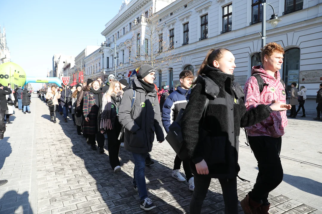 Polonez dla Łodzi. Maturzyści zatańczyli na Piotrkowskiej