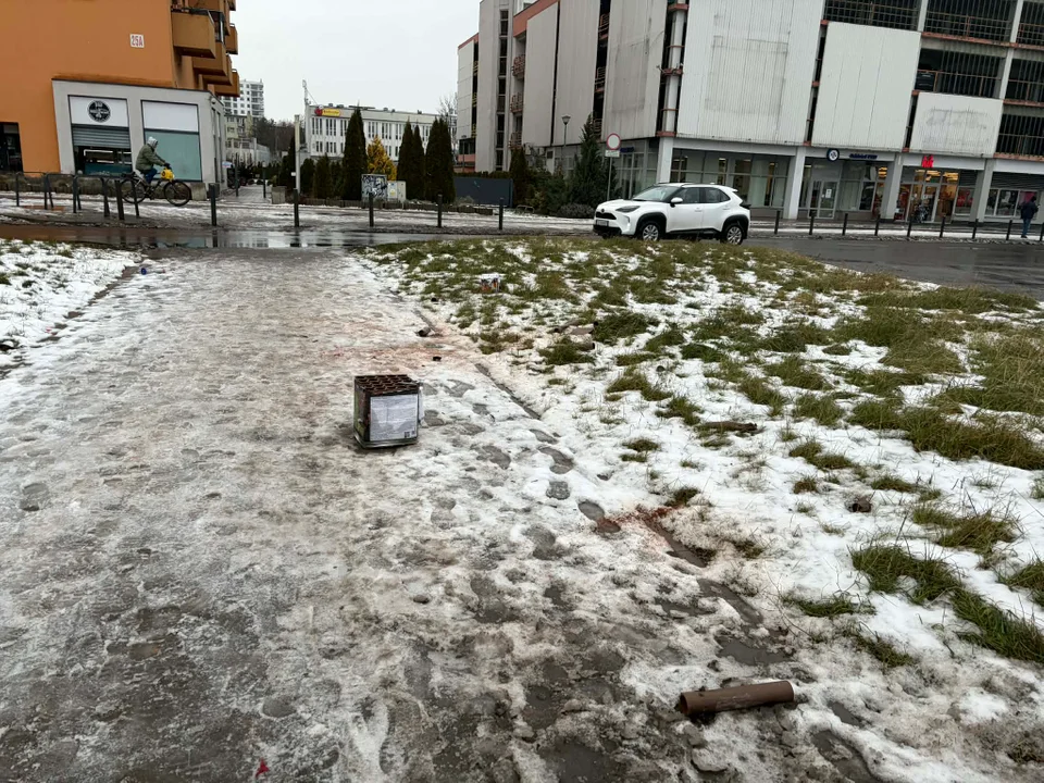 Sylwestrowa noc minęła, bałagan został - Zdjęcie główne