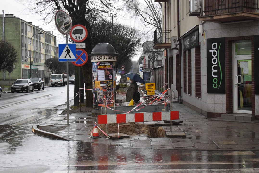 Rozłożony chodnik na ulicy Długiej