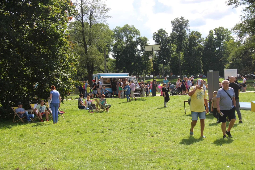 Piknik rodzinny w parku na Młynku w Łodzi