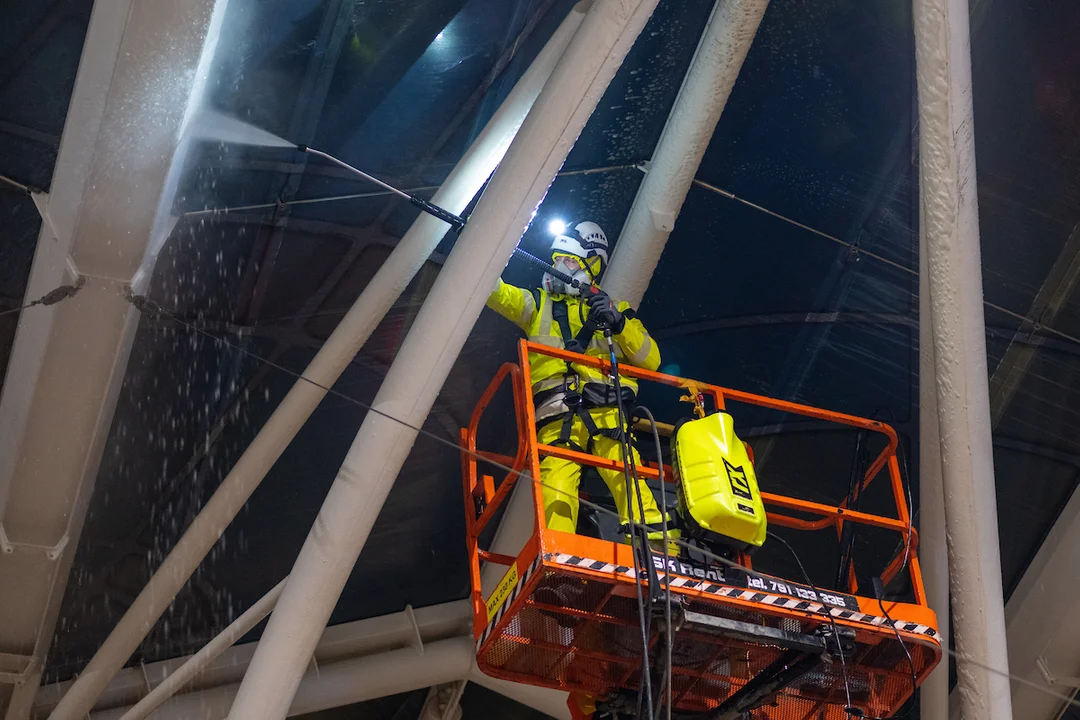 Pozimowe sprzątanie przystanku Piotrkowska Centrum