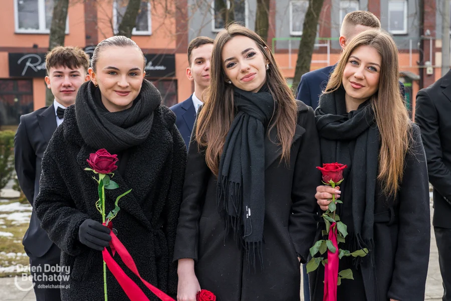 Zatańczyli poloneza w centrum miasta. Maturzyści mieli ważny powód [FOTO]