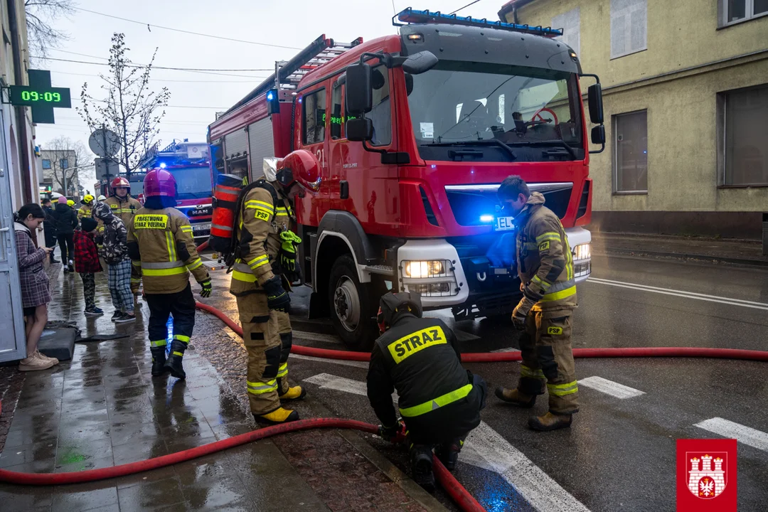 Pożar w hostelu pracowniczym w Zgierzu. Na miejsce wezwano wszystkie służby [ZDJĘCIA] - Zdjęcie główne