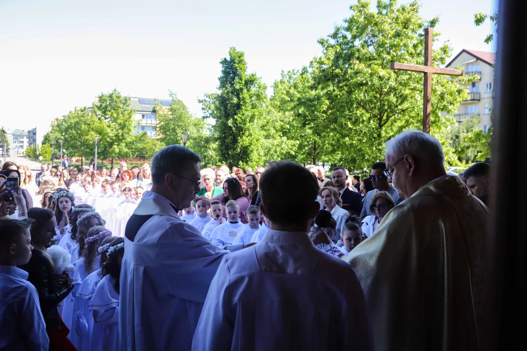 Pierwsza komunia święta w parafii św. Wojciecha [ZDJĘCIA] - Zdjęcie główne