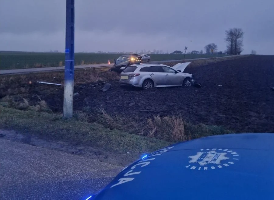 Pijany i bez uprawnień spowodował wypadek. Poszkodowani trafili do szpitala w Kutnie [FOTO] - Zdjęcie główne