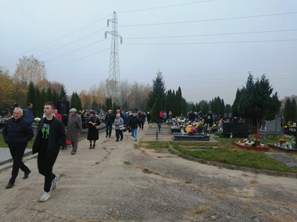 Zgierzanie i mieszkańcy okolic odwiedzili groby na cmentarzach w regionie