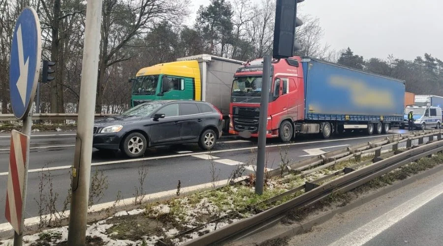 Wypadek ciężarówka/osobówka 25.11 Piotrków