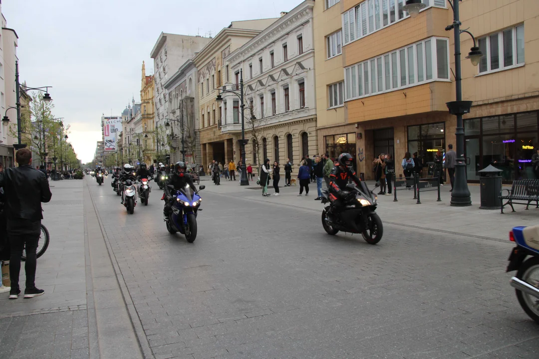 Wielka parada motocyklowa na ulicy Piotrkowskiej w Łodzi