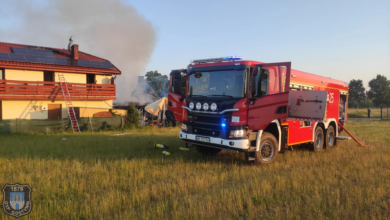 Spłonął bar letni nad jeziorem. Z żywiołem walczyło ponad 30 strażaków [ZDJĘCIA] - Zdjęcie główne