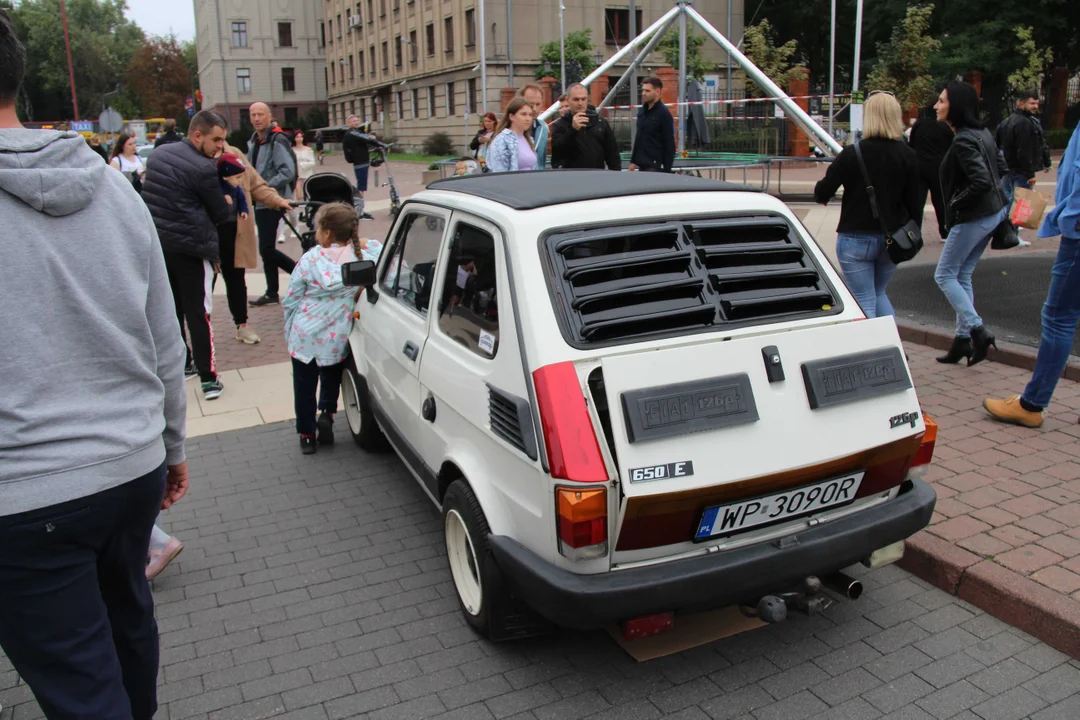 Wielki Zlot Maluchów na rynku w Manufakturze