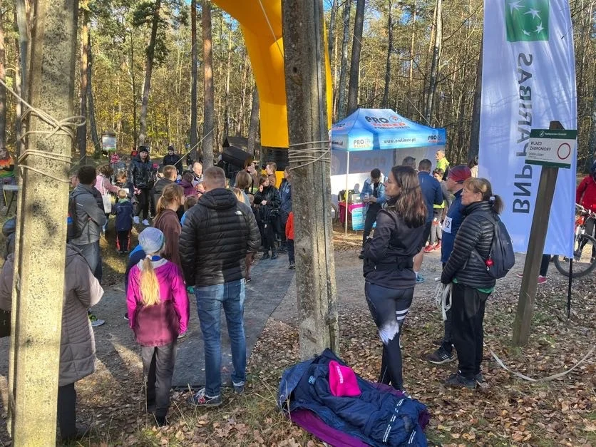 VIII edycja Spaceru i Biegu do Niepodległości w Grotnikach. Piękna pogoda zachęcała do aktywnego spędzania czasu!