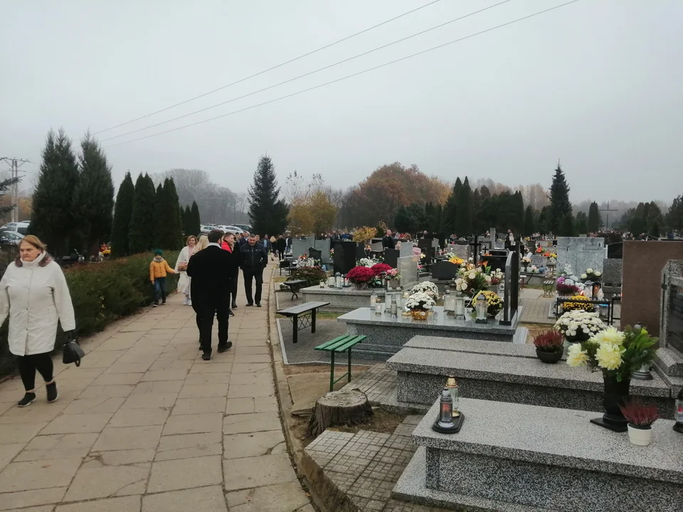 Zgierzanie i mieszkańcy okolic odwiedzili groby na cmentarzach w regionie