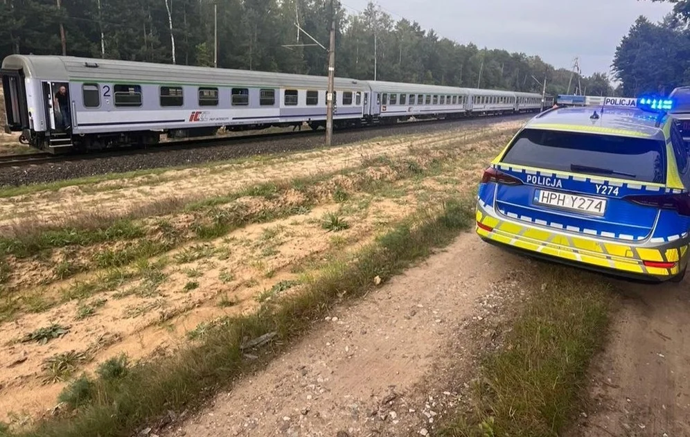 Chwile grozy na przejeździe kolejowym! 57-latek zlekceważył znak STOP! [ZDJĘCIA] - Zdjęcie główne