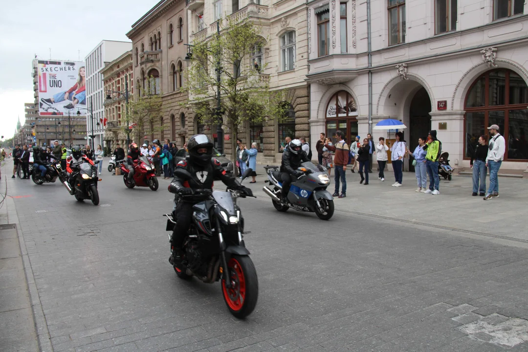 Wielka parada motocyklowa na ulicy Piotrkowskiej w Łodzi