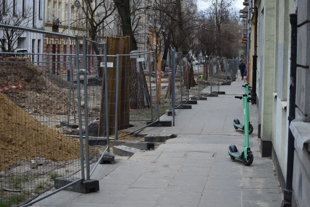 Mieszkańcy mają dość zalegających śmieci w centrum Łodzi. „Flaszek jest więcej niż robotników” [zdjęcia]