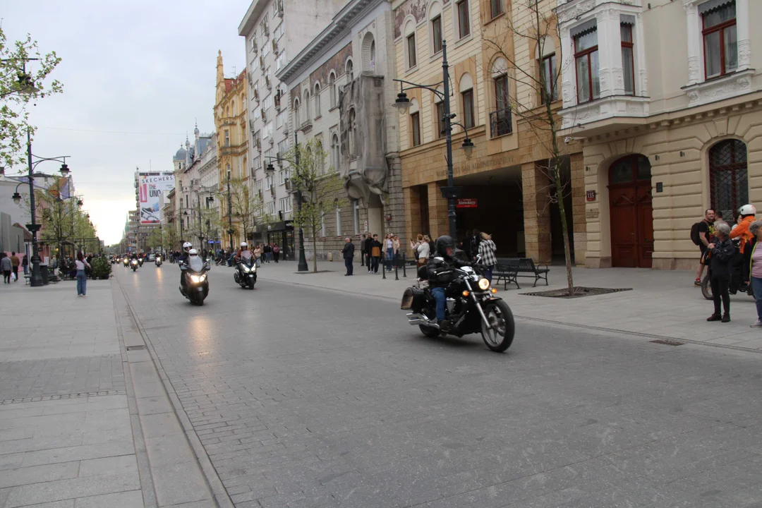 Wielka parada motocyklowa na ulicy Piotrkowskiej w Łodzi