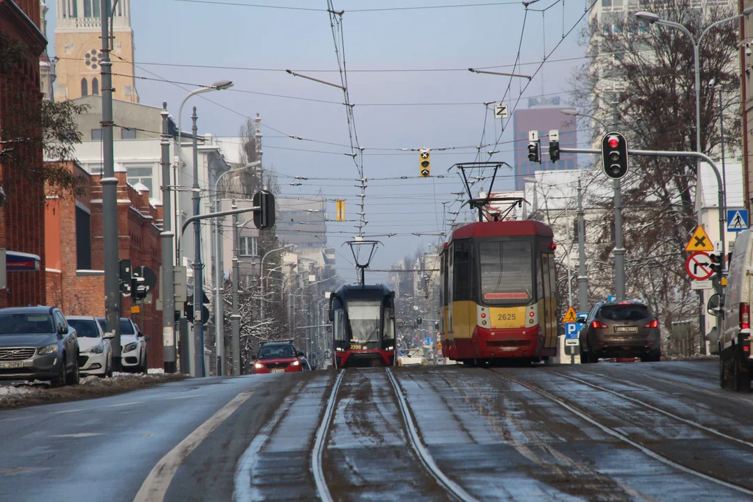 Przystanek Piotrkowska - plac Niepodległości w Łodzi i pętla autobusowa