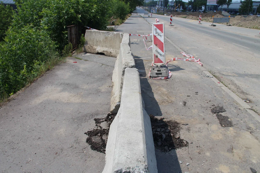 Chwile grozy na Przybyszewskiego. Rozpędzony samochód spadł z wiaduktu