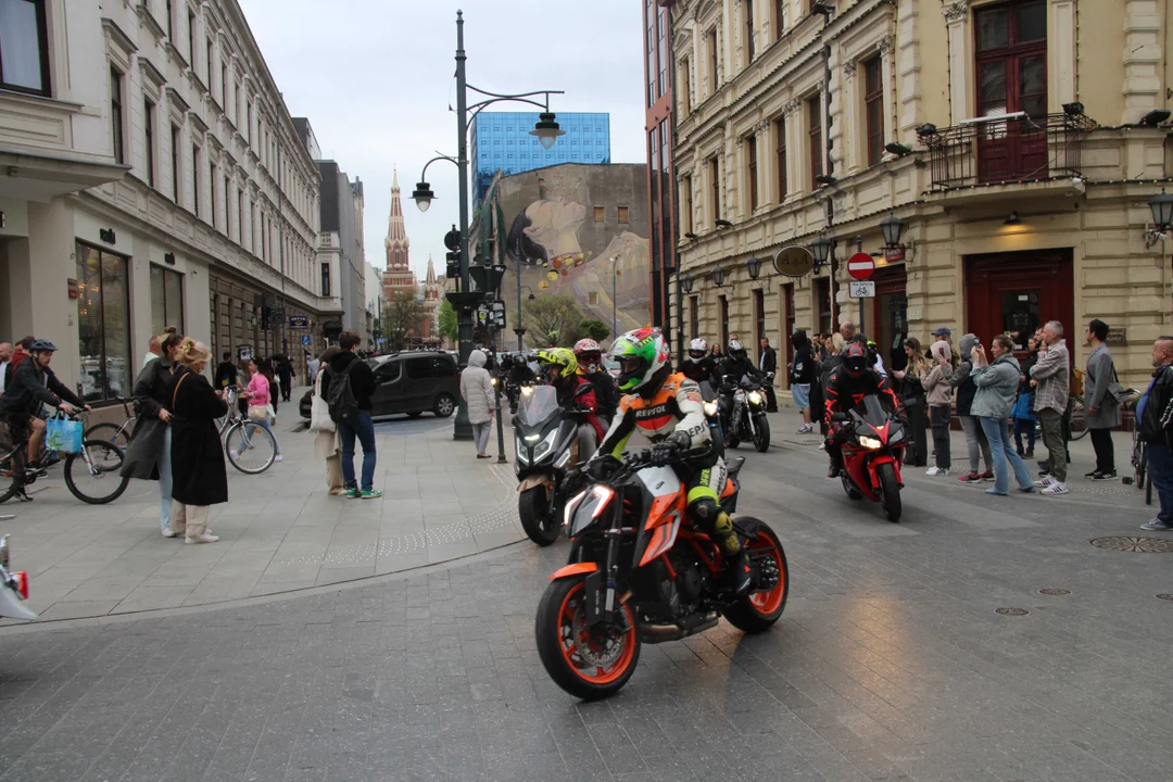 Wielka parada motocyklowa na ulicy Piotrkowskiej w Łodzi