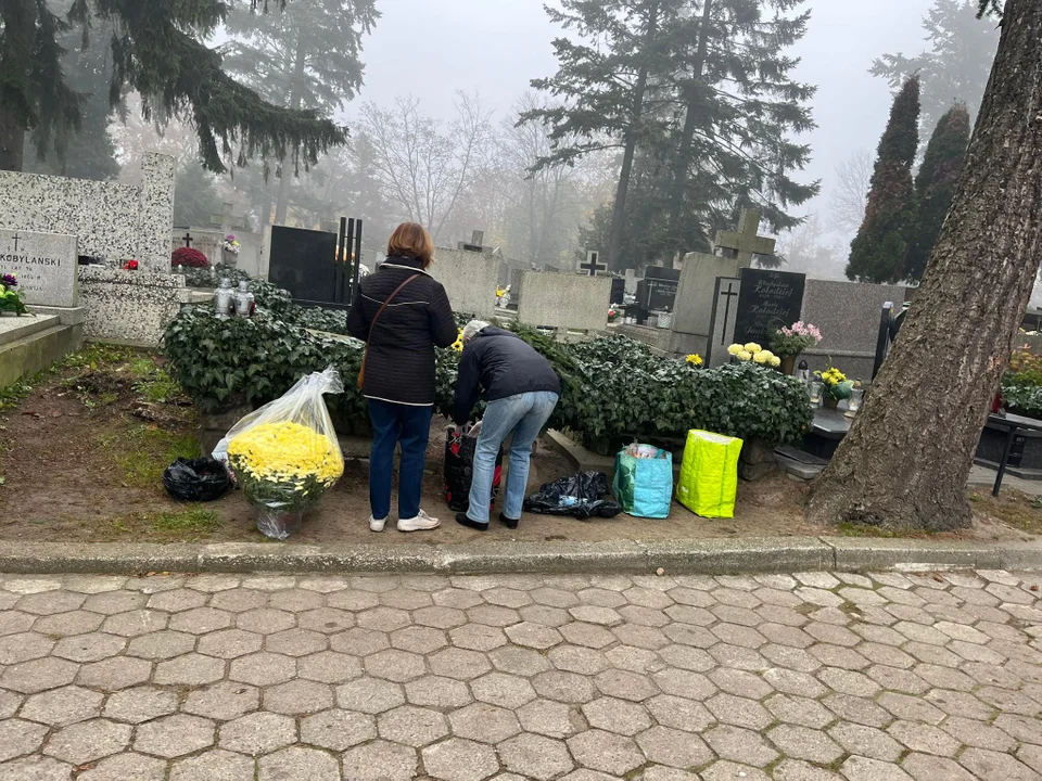 Przygotowania do Wszystkich Świętych w pełni na cmentarzu Rzymskokatolickim p. wezw. św. Franciszka na Chojny