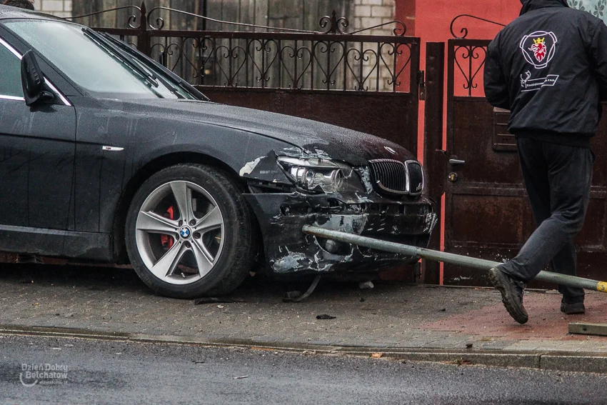 Wypadek w Grocholicach. Ciężarówka zderzyła się z BMW