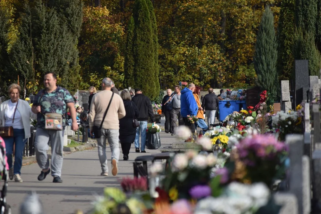 Łodzianie przygotowują groby bliskich do Wszystkich Świętych