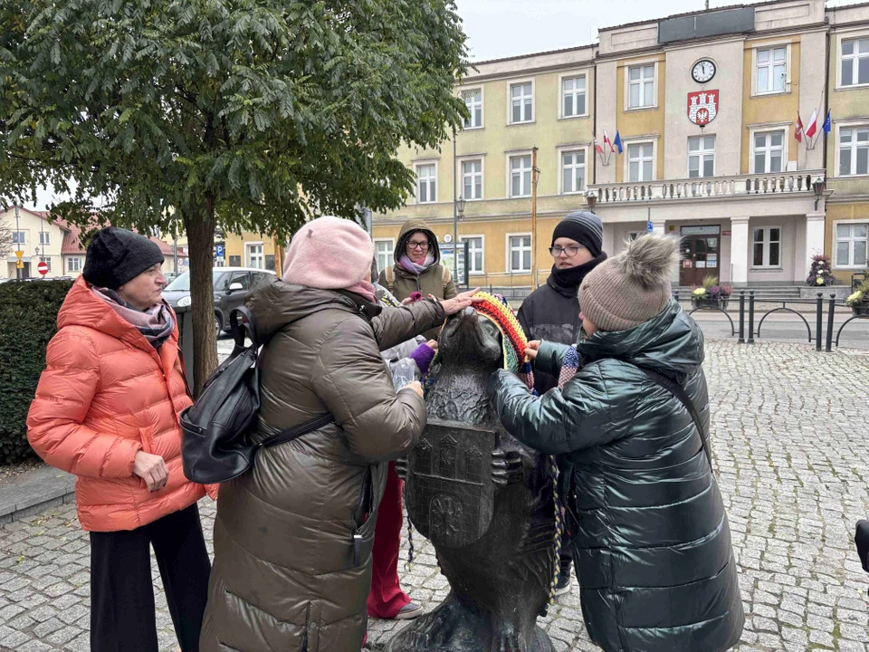 Pomnik w centrum miasta udekorowany przez grupę „Zamontanki”