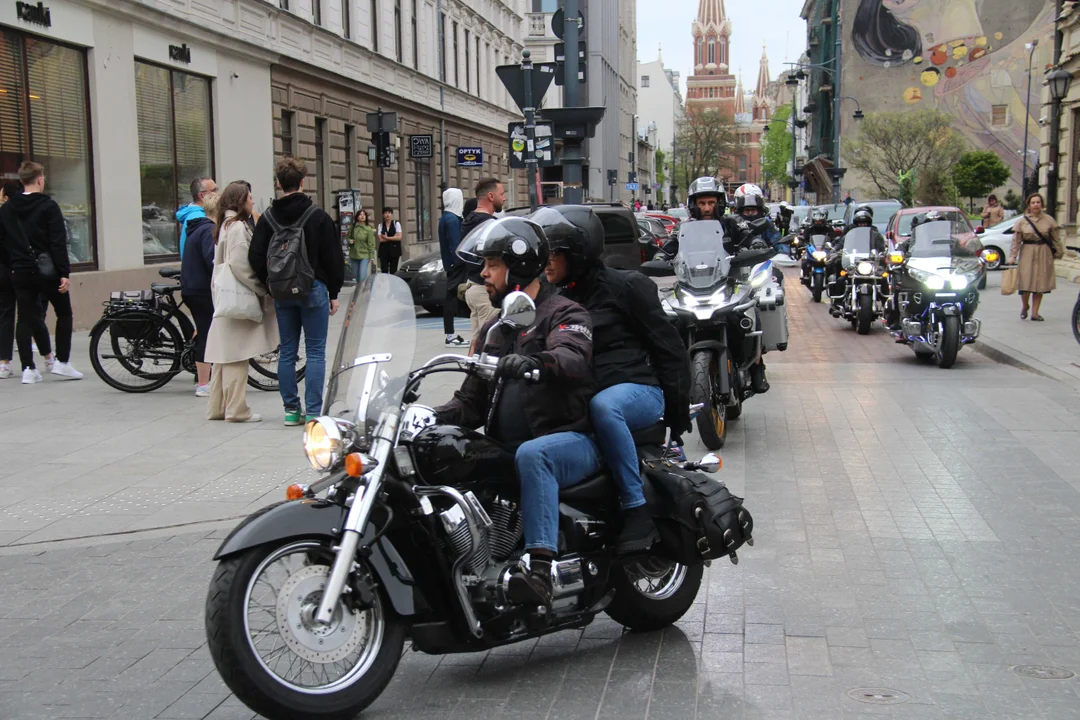 Wielka parada motocyklowa na ulicy Piotrkowskiej w Łodzi