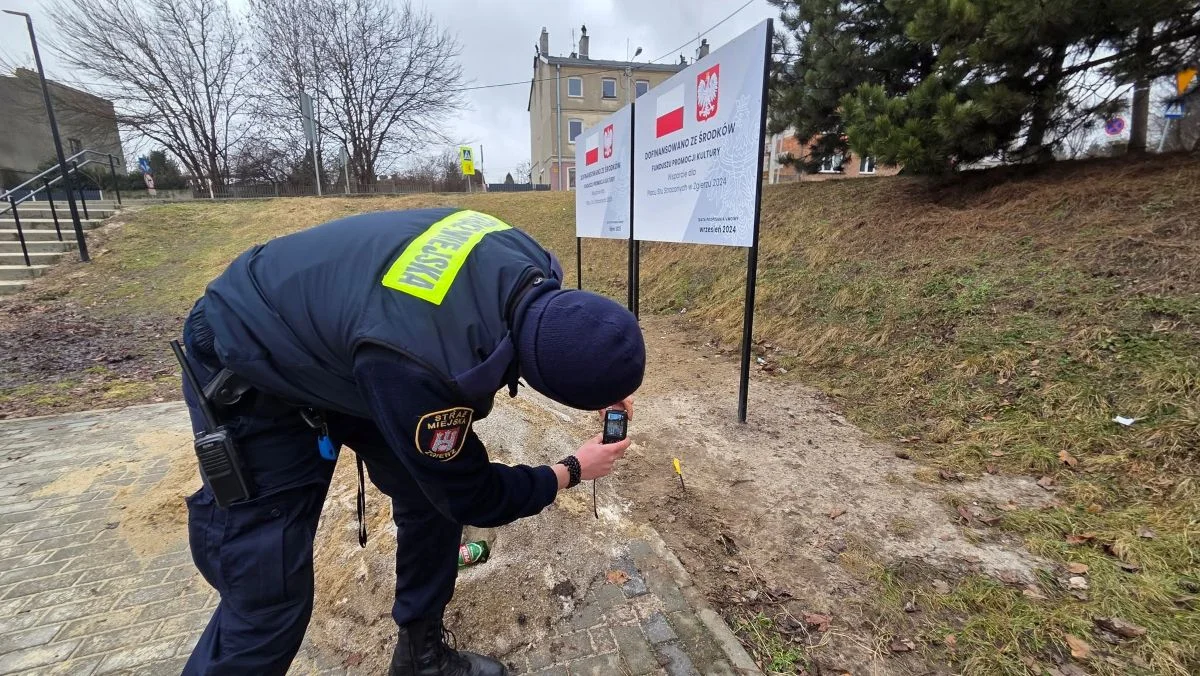 Wandale zdewastowali Plac Stu Straconych w Zgierzu