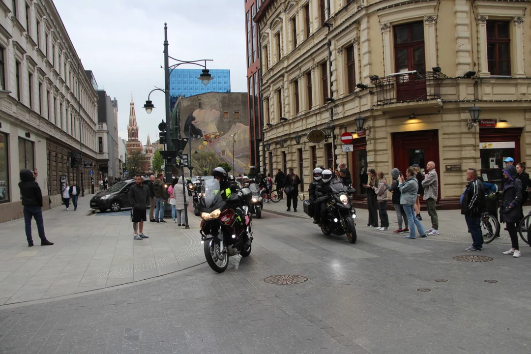 Wielka parada motocyklowa na ulicy Piotrkowskiej w Łodzi