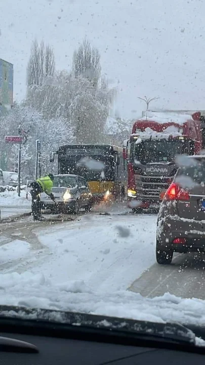 Drogowy paraliż w Kutnie i bohater z łopatą. Kierowca ciężarówki zawstydził drogowców